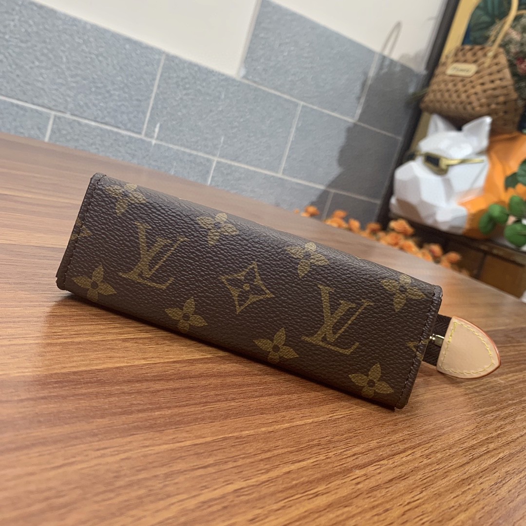 l**is V*t*n handbag toiletry