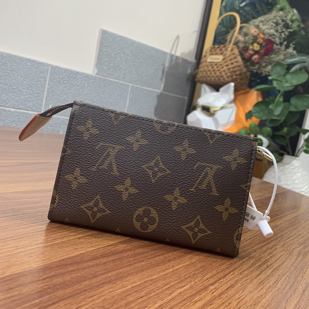 l**is V*t*n handbag toiletry