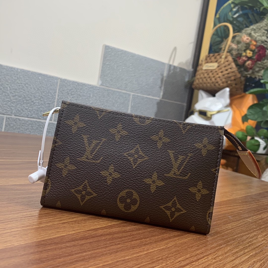 l**is V*t*n handbag toiletry
