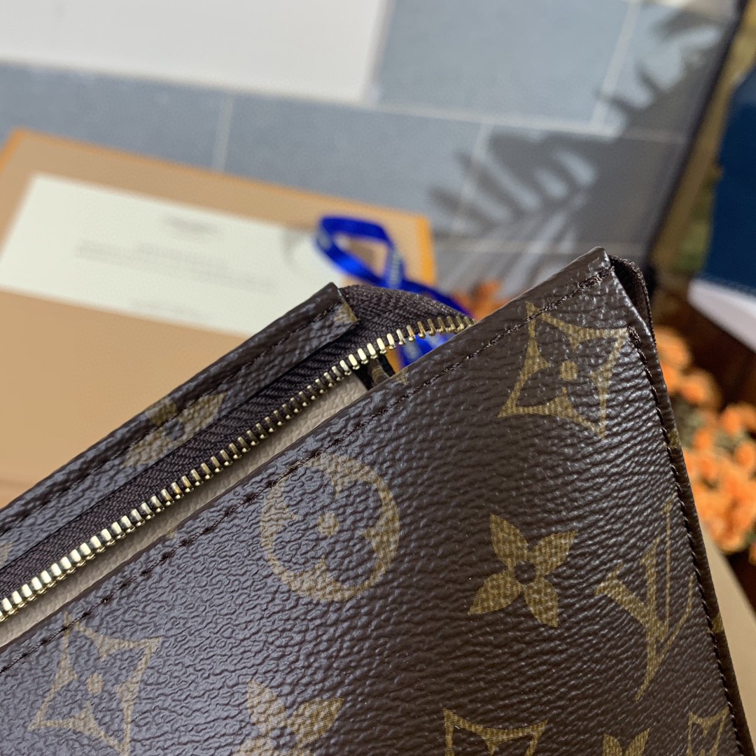 l**is V*t*n toiletry pouch