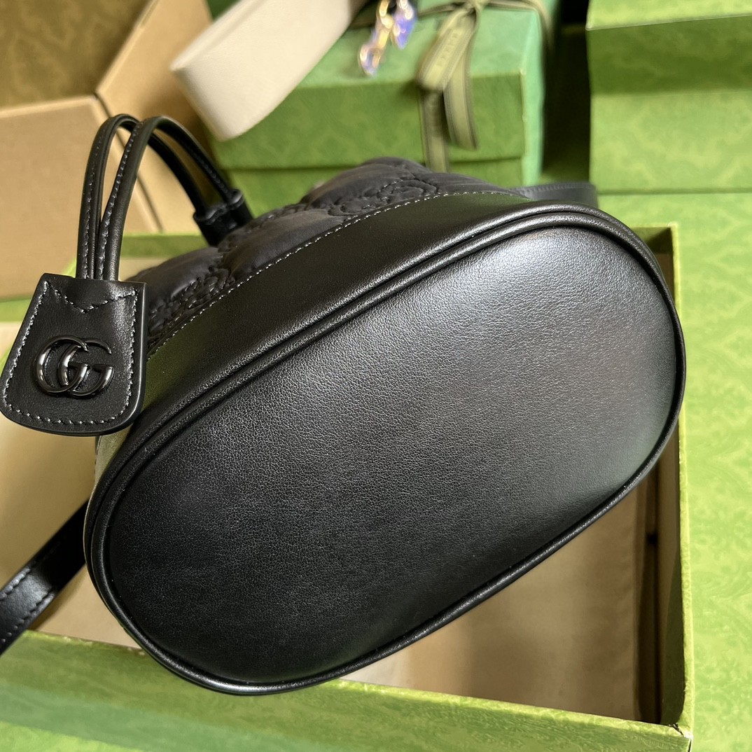 G*u*i gg matelassé bucket bag