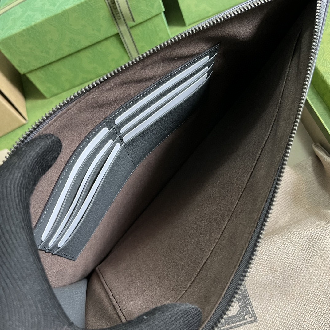 G*u*i pouch with cut-out interlocking g