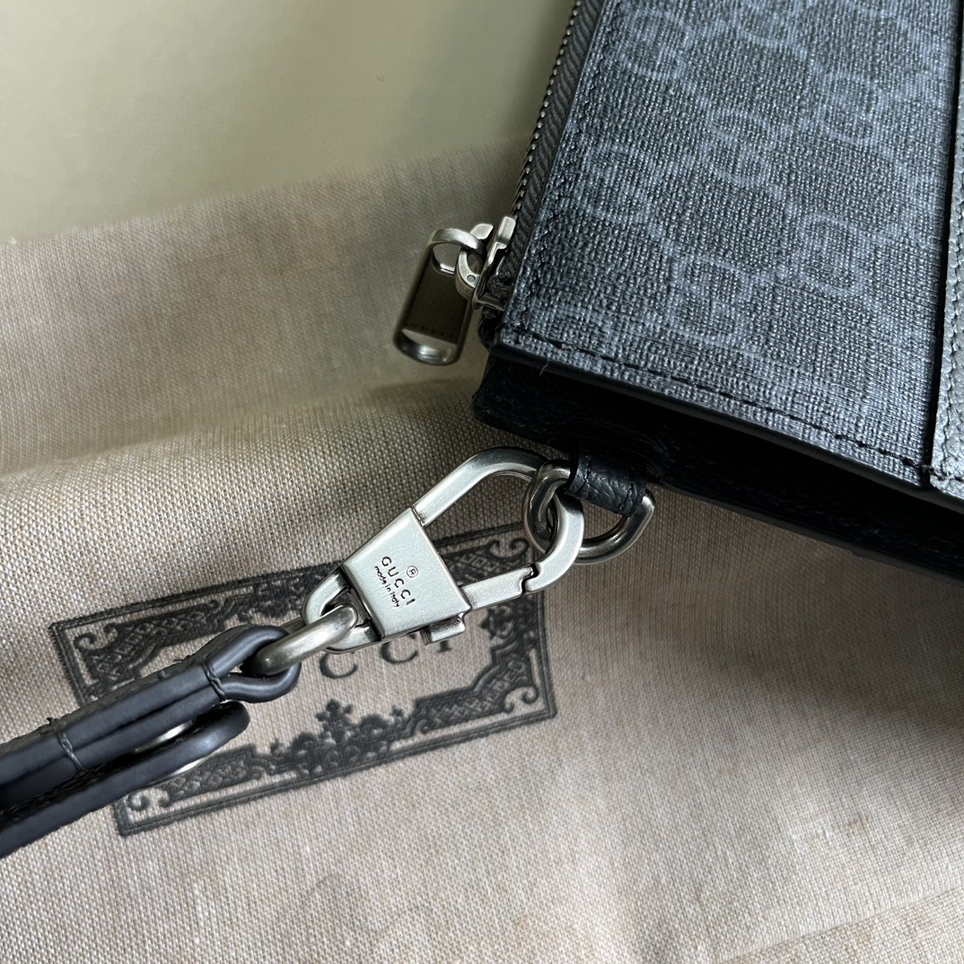G*u*i pouch with cut-out interlocking g