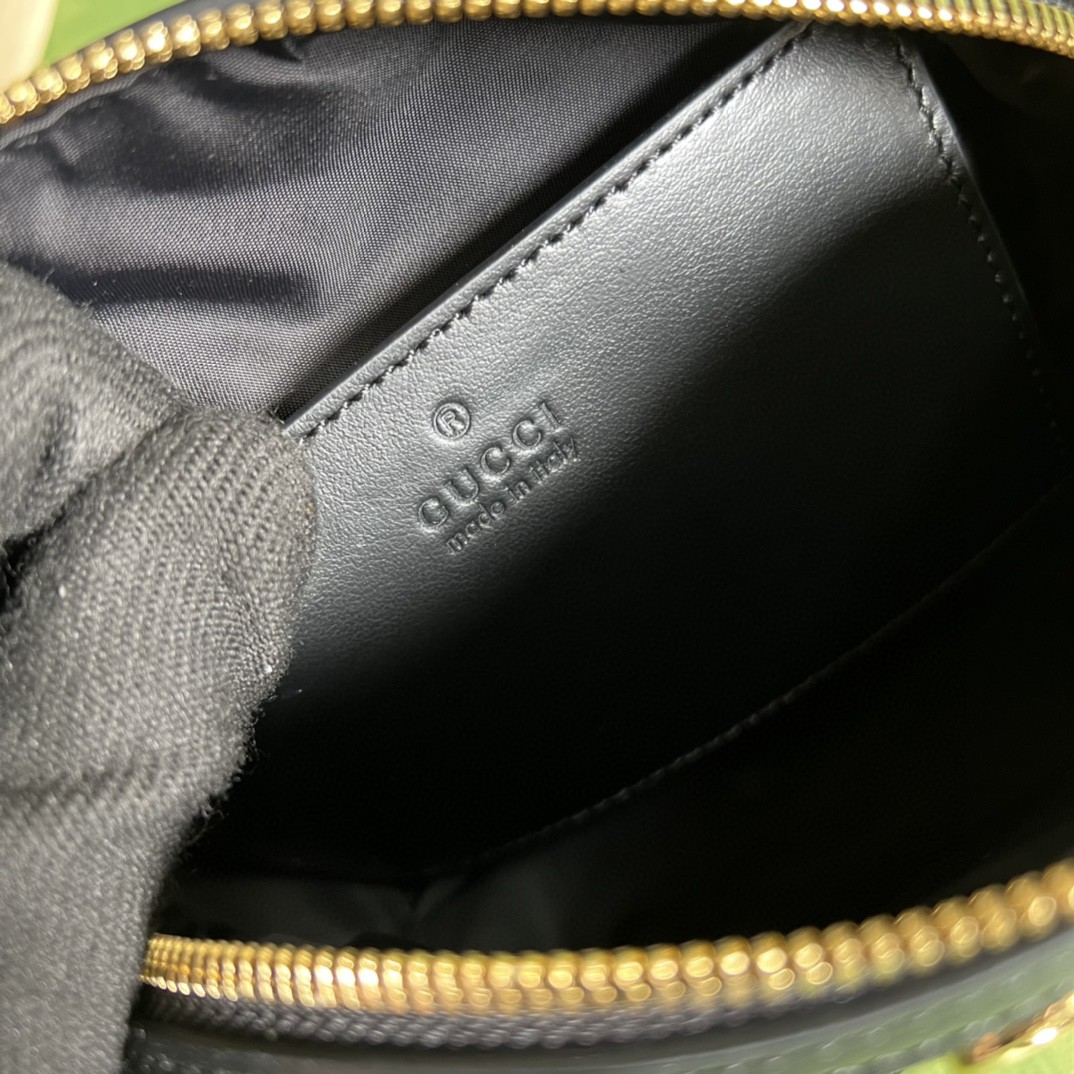 G*u*i gg matelassé beauty case