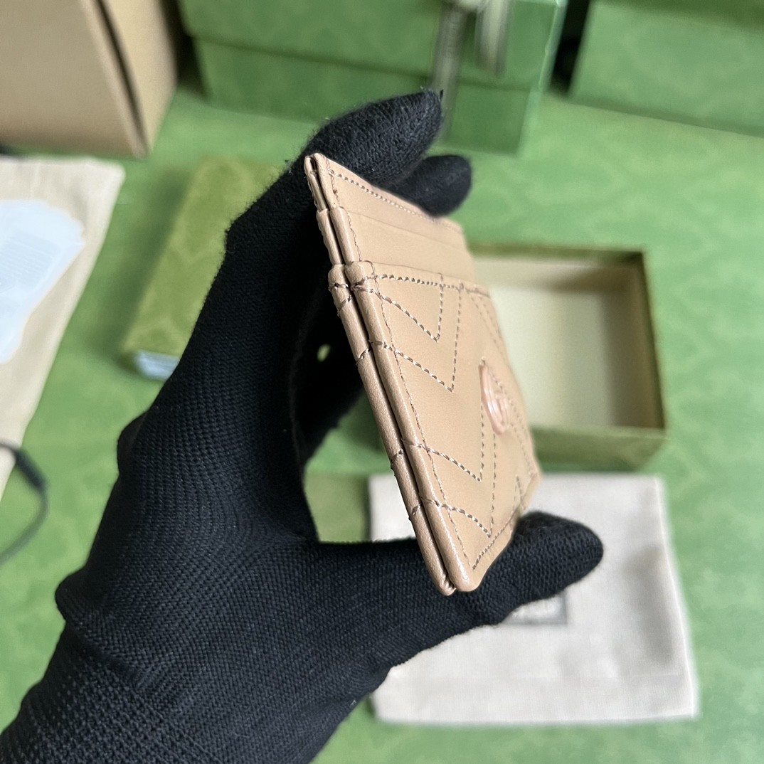 G*u*i card holder