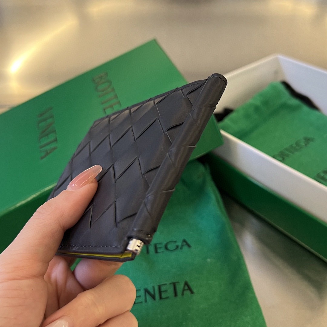 bo*te*ga Ve*ne*ta bv intrecciato bill clip wallet