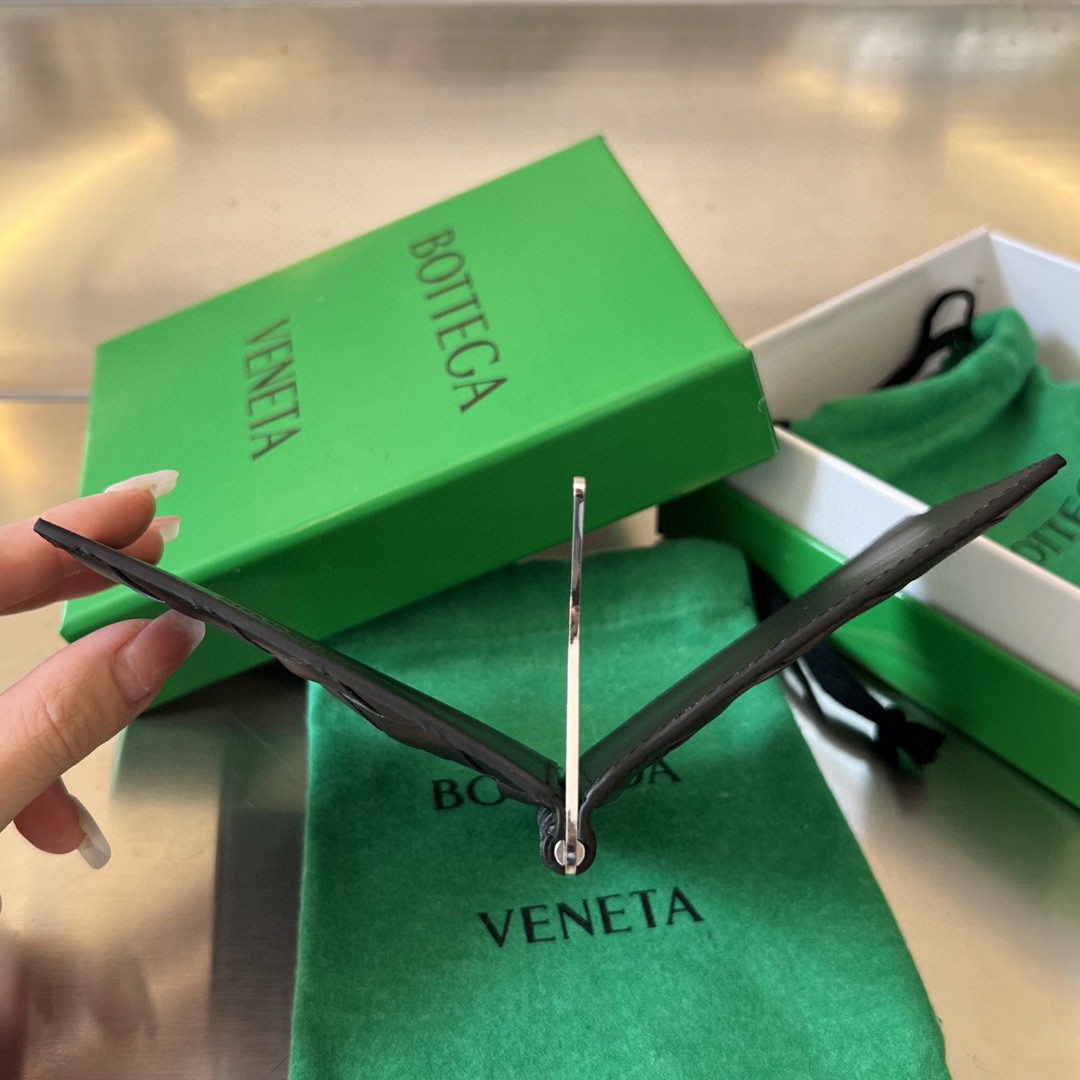 bo*te*ga Ve*ne*ta bv intrecciato bill clip wallet