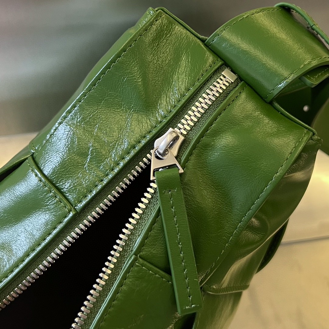 bo*te*ga Ve*ne*ta bv arco camera bag