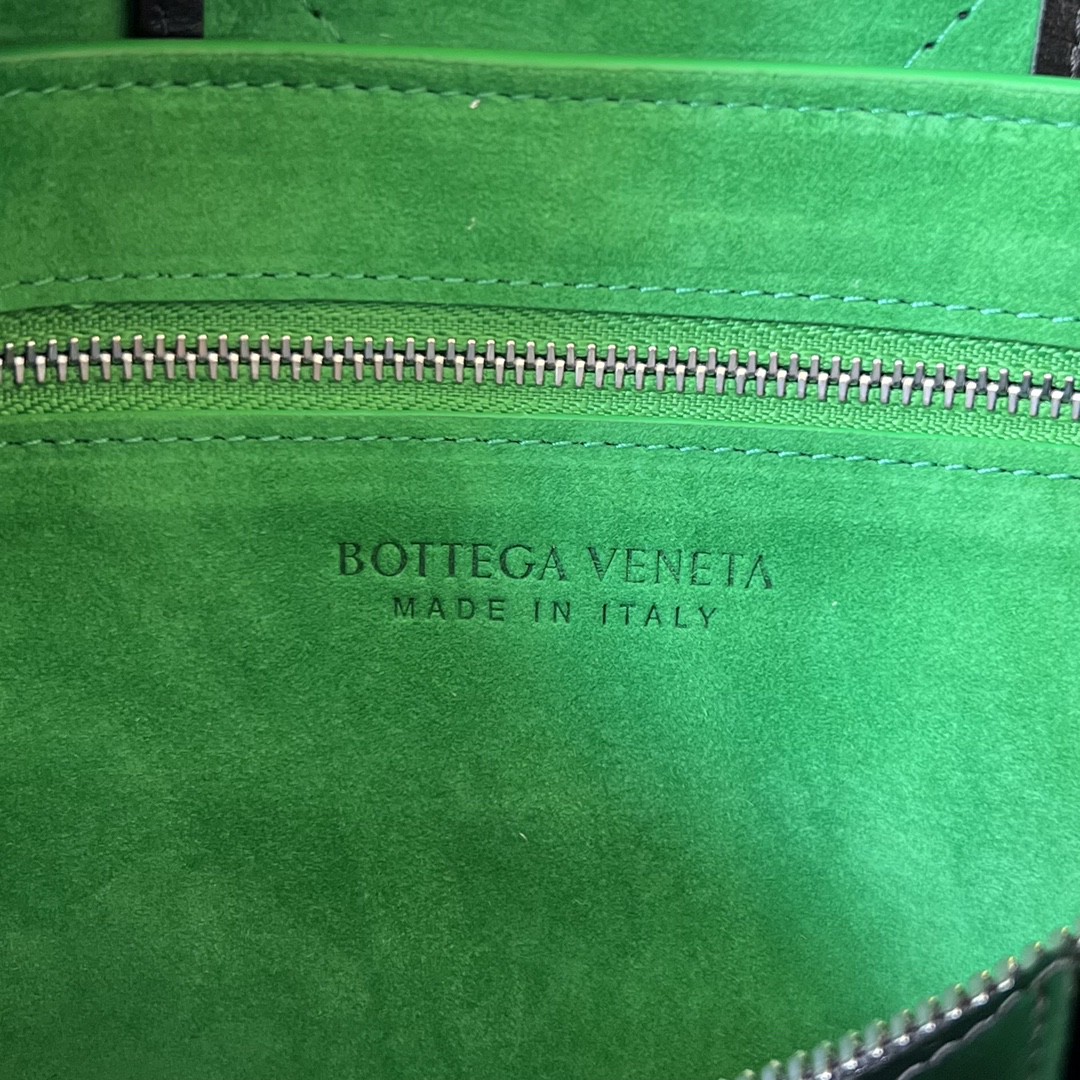 bo*te*ga Ve*ne*ta bv arco camera bag