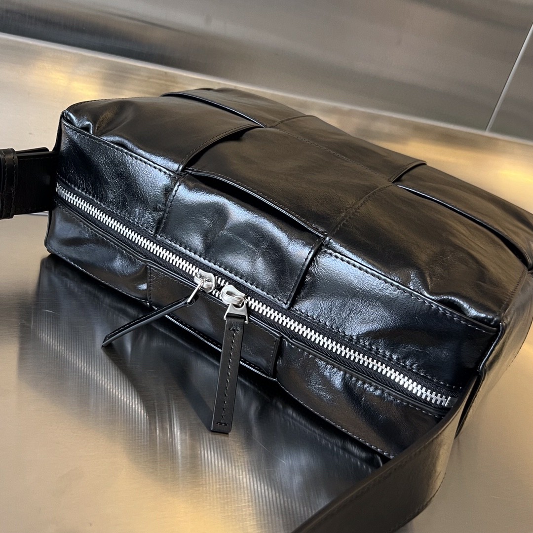 bo*te*ga Ve*ne*ta bv arco camera bag