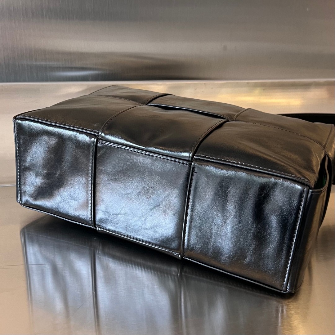 bo*te*ga Ve*ne*ta bv arco camera bag