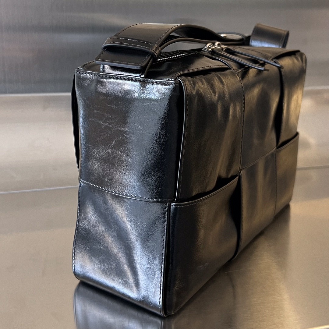 bo*te*ga Ve*ne*ta bv arco camera bag