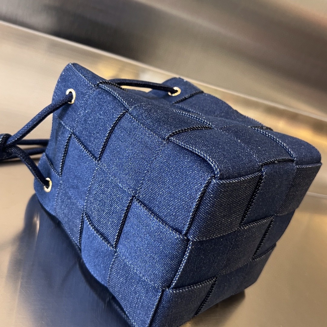 bo*te*ga Ve*ne*ta bv small cassette cross-body bucket