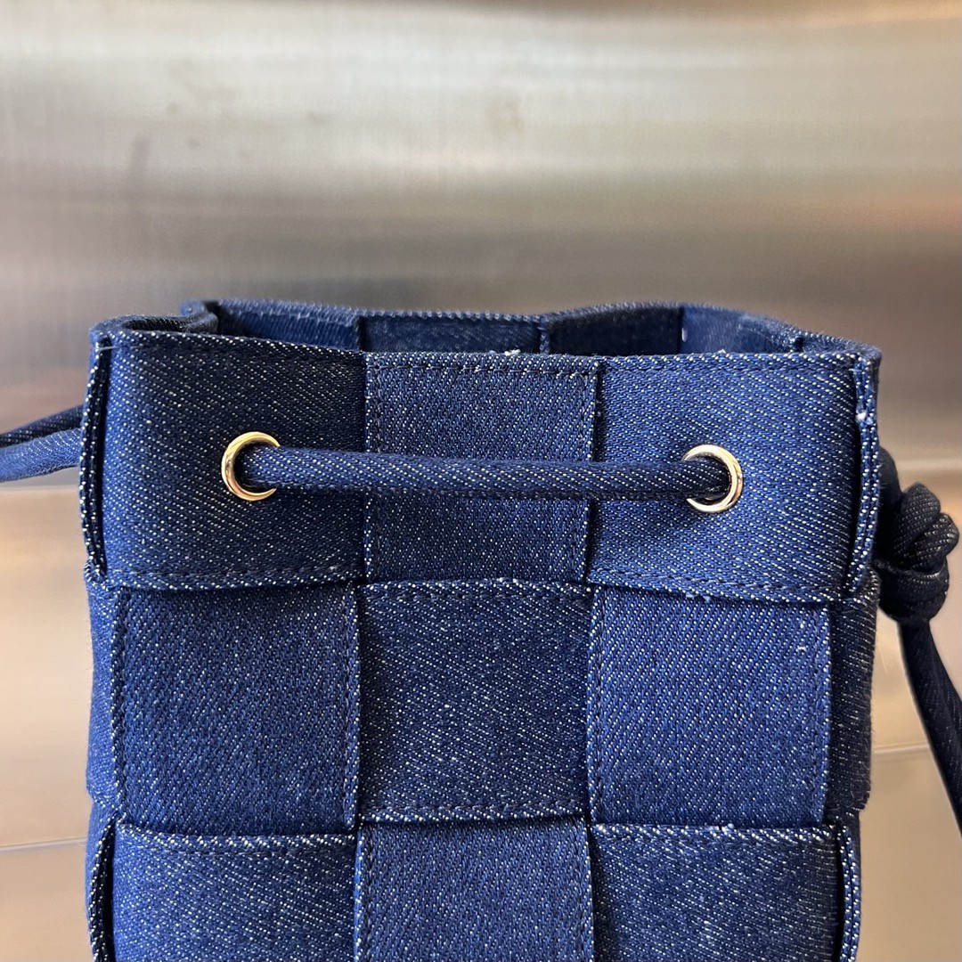 bo*te*ga Ve*ne*ta bv small cassette cross-body bucket