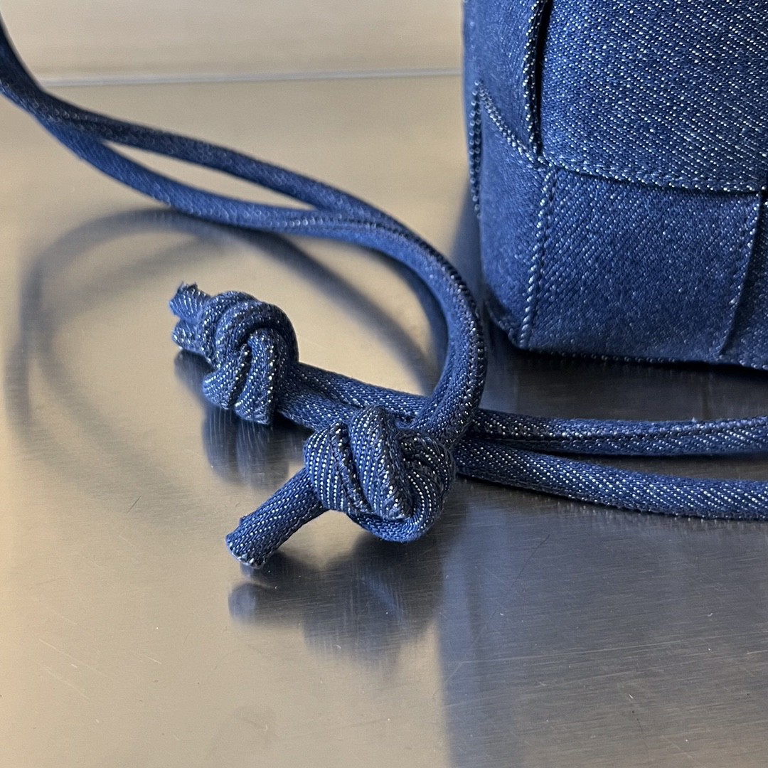 bo*te*ga Ve*ne*ta bv small cassette cross-body bucket