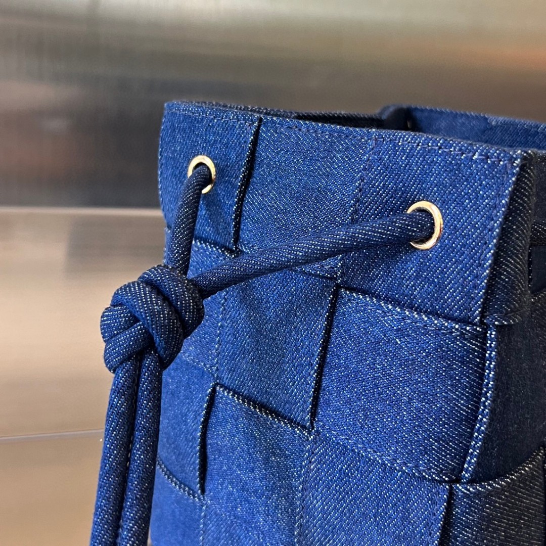bo*te*ga Ve*ne*ta bv small cassette cross-body bucket
