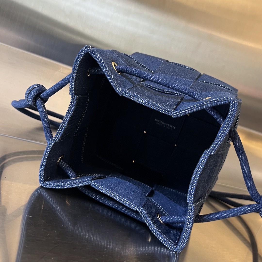 bo*te*ga Ve*ne*ta bv small cassette cross-body bucket