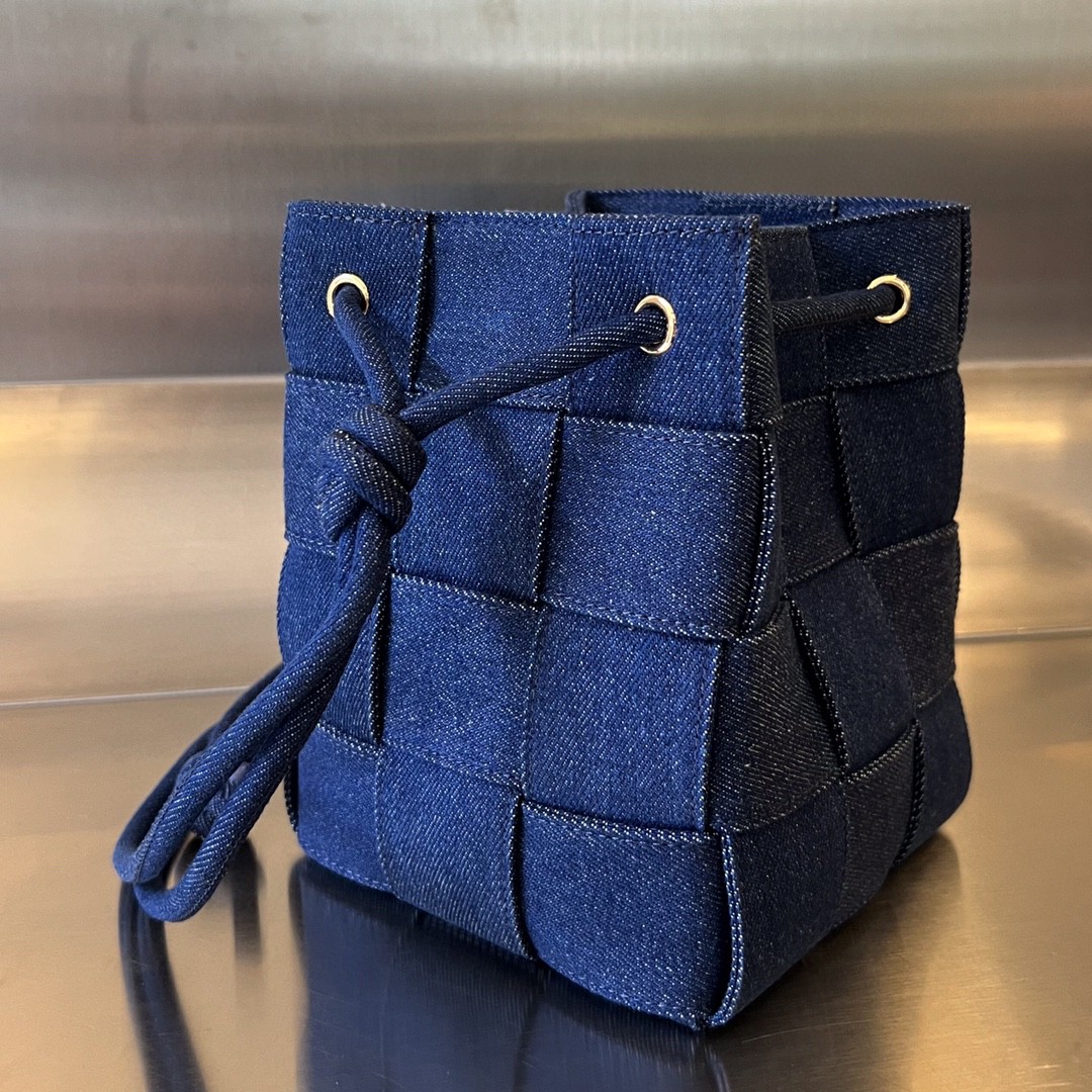 bo*te*ga Ve*ne*ta bv small cassette cross-body bucket