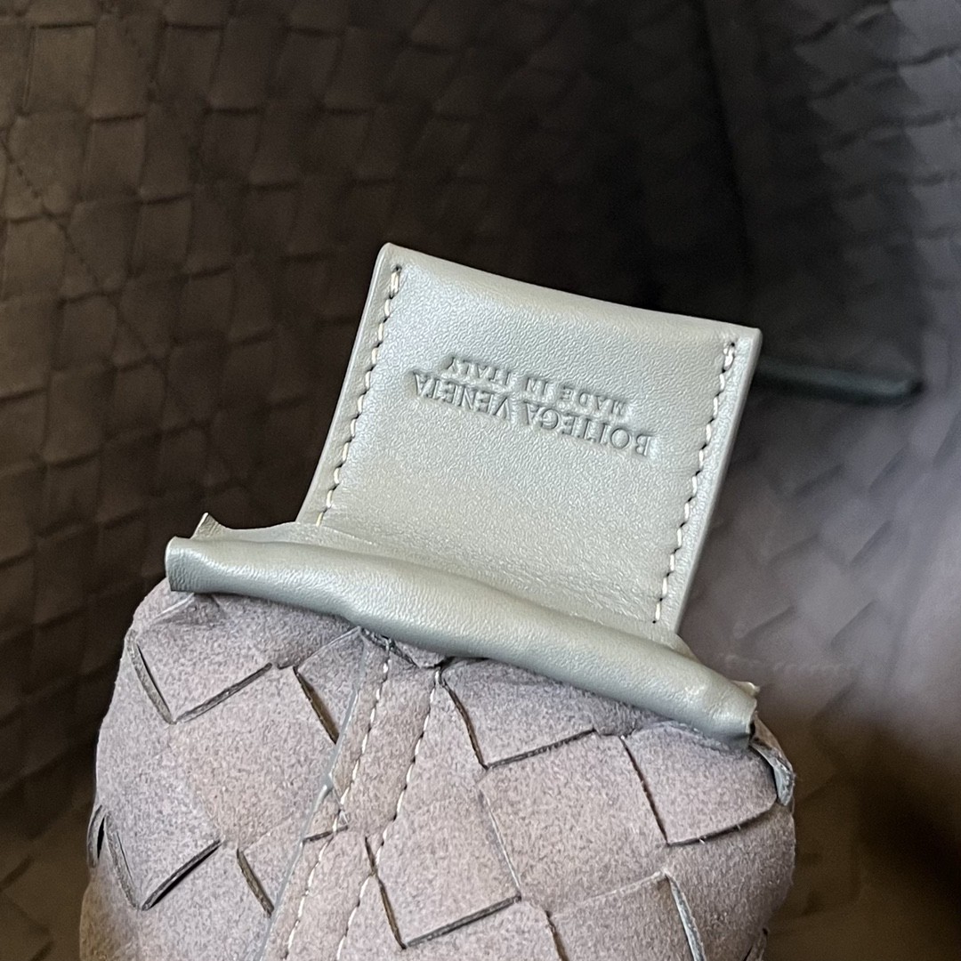 bo*te*ga Ve*ne*ta bv slim intrecciato briefcase