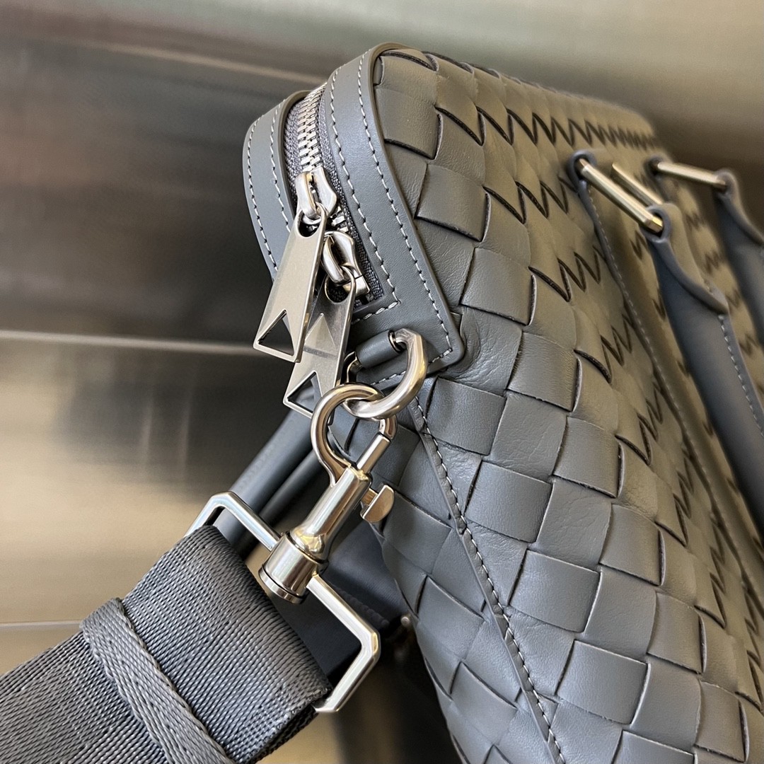 bo*te*ga Ve*ne*ta bv slim intrecciato briefcase