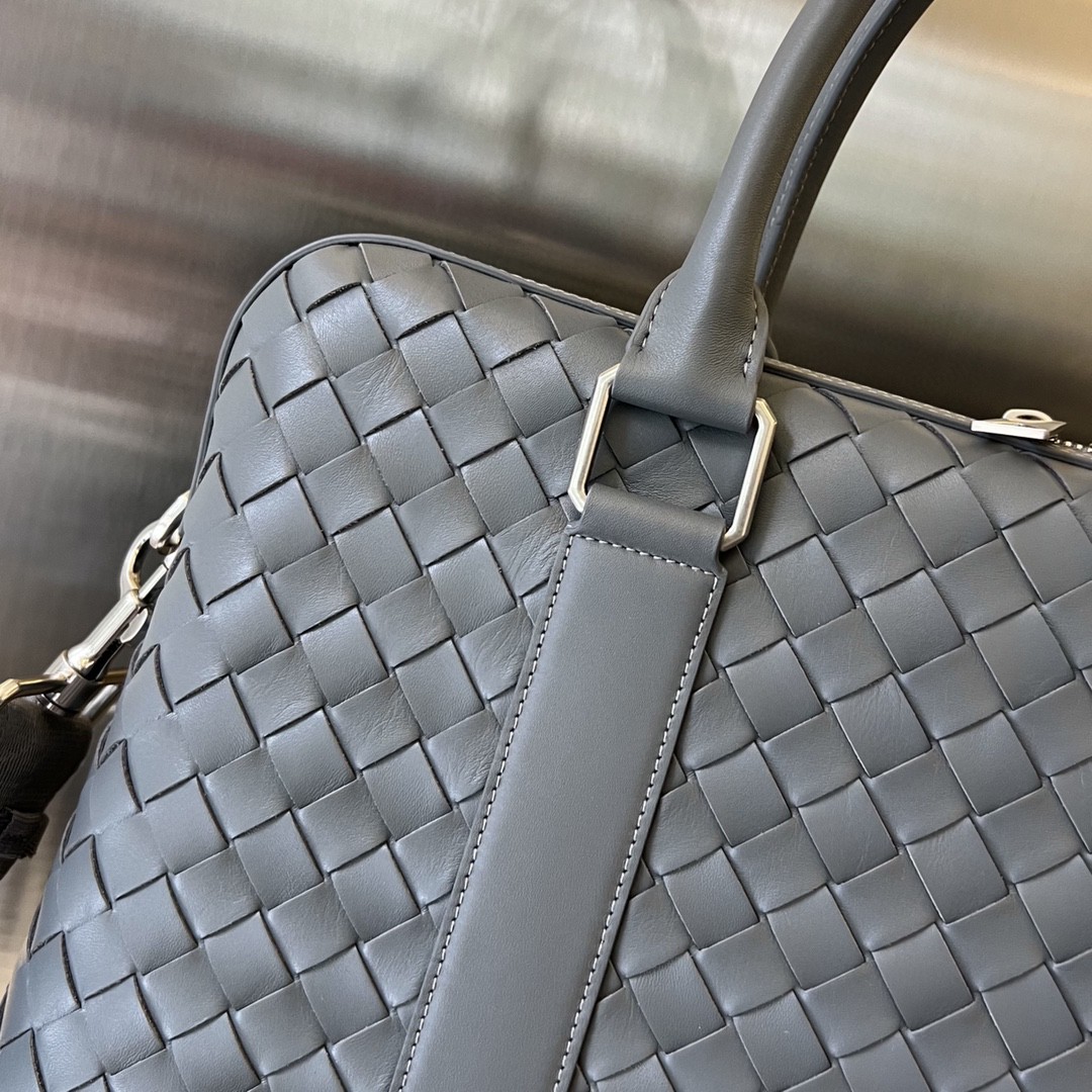 bo*te*ga Ve*ne*ta bv slim intrecciato briefcase