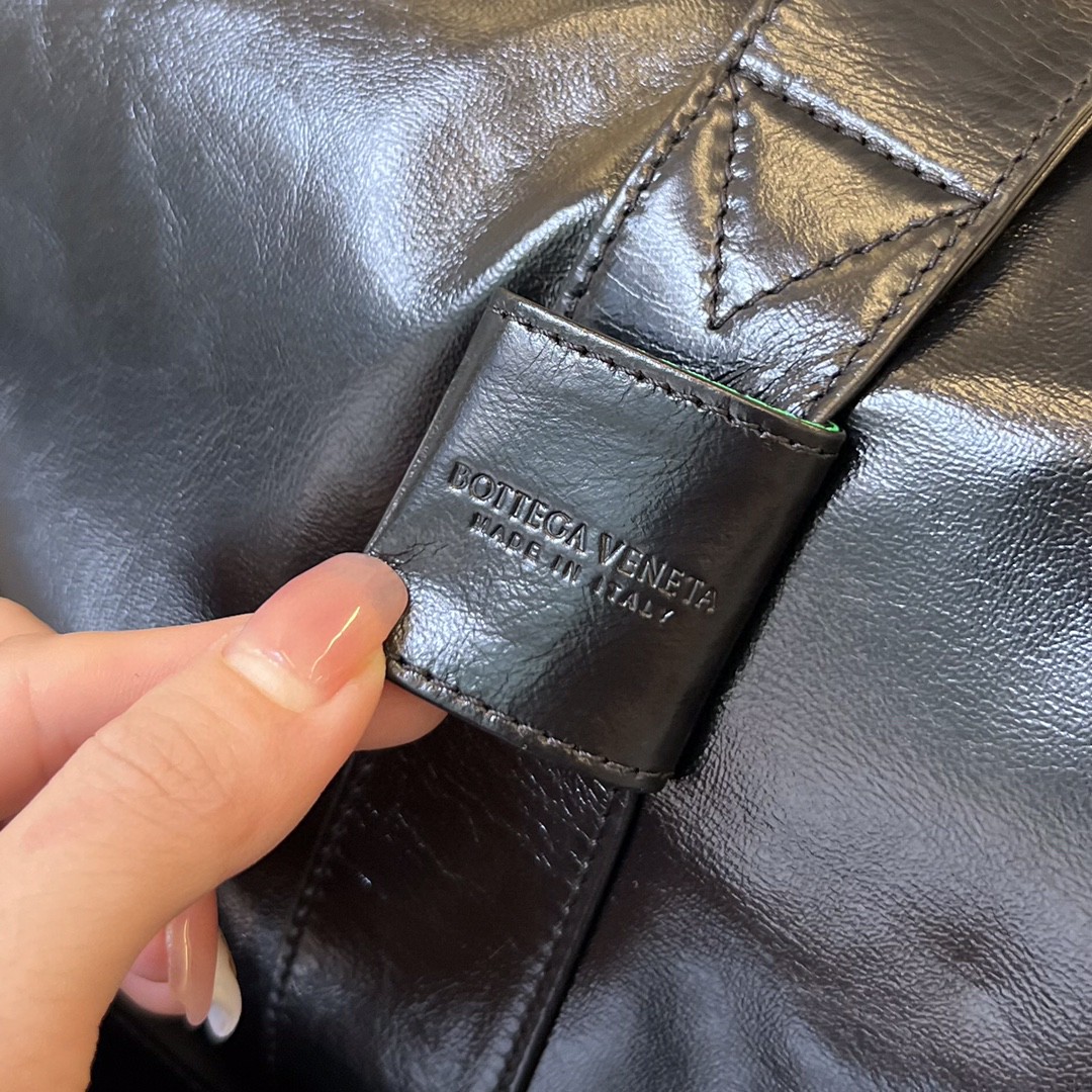 bo*te*ga Ve*ne*ta gym bag