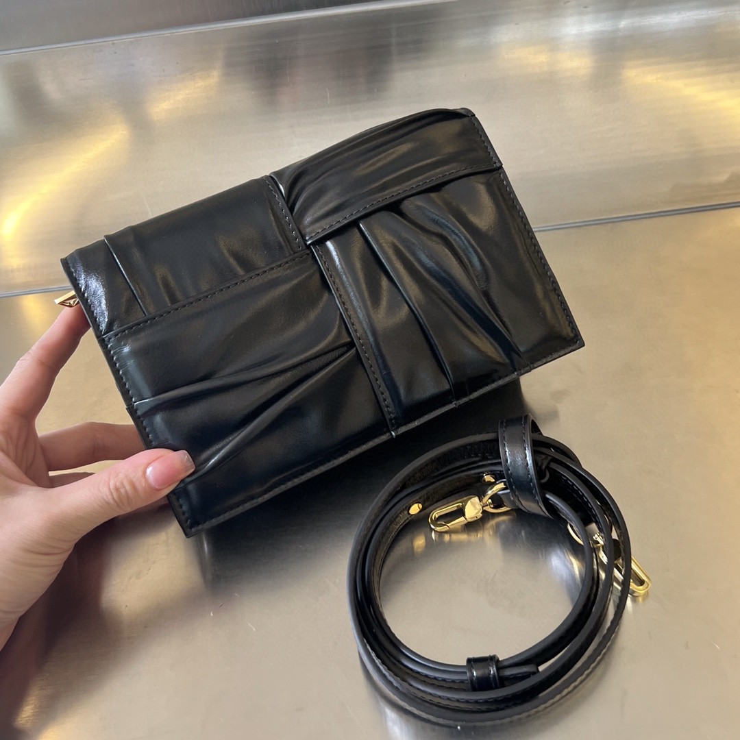 bo*te*ga Ve*ne*ta bv mini cassette cross-body bag