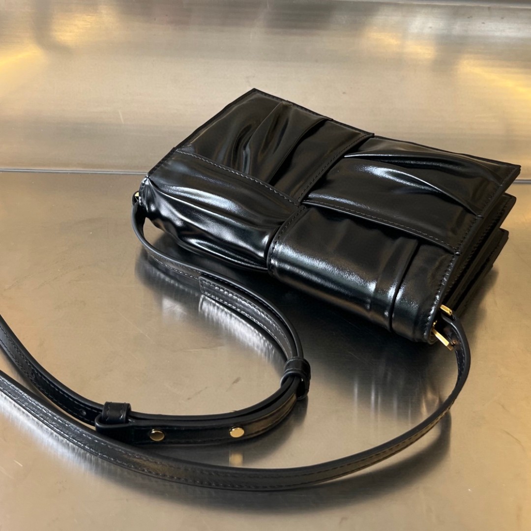 bo*te*ga Ve*ne*ta bv mini cassette cross-body bag