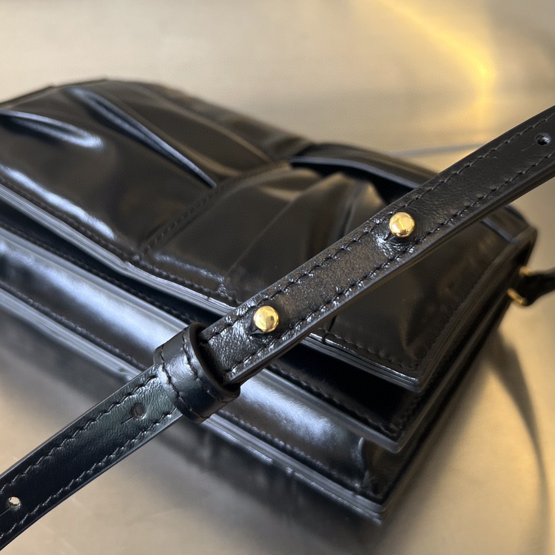 bo*te*ga Ve*ne*ta bv mini cassette cross-body bag