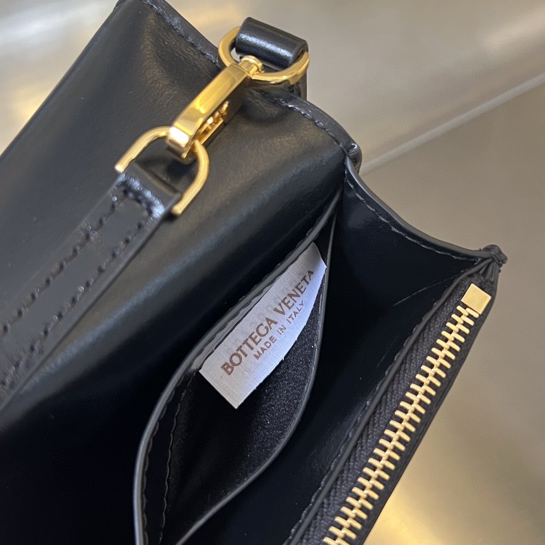 bo*te*ga Ve*ne*ta bv mini cassette cross-body bag