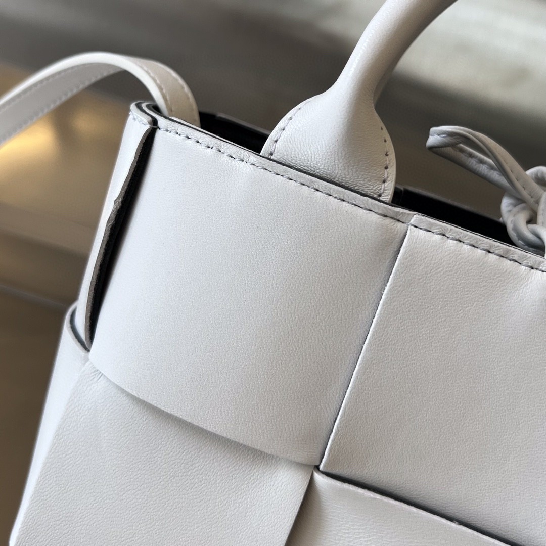 bo*te*ga Ve*ne*ta bv candy arco tote bag