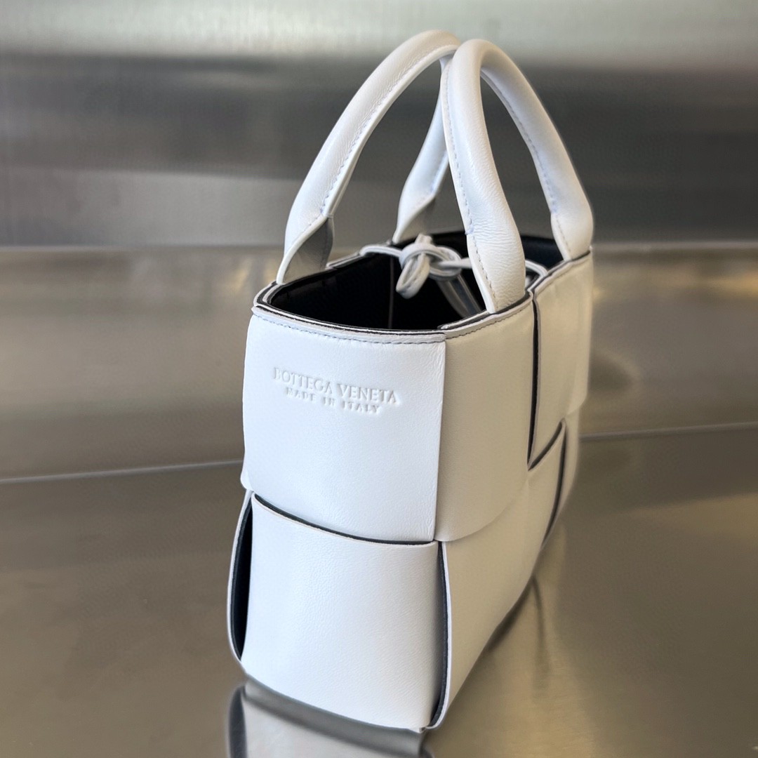 bo*te*ga Ve*ne*ta bv candy arco tote bag