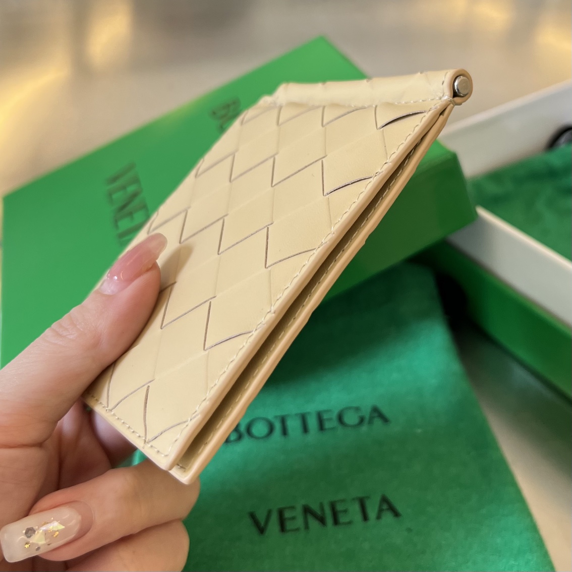 bo*te*ga Ve*ne*ta bv intrecciato bill clip wallet