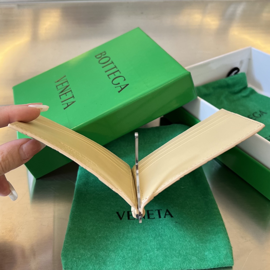 bo*te*ga Ve*ne*ta bv intrecciato bill clip wallet