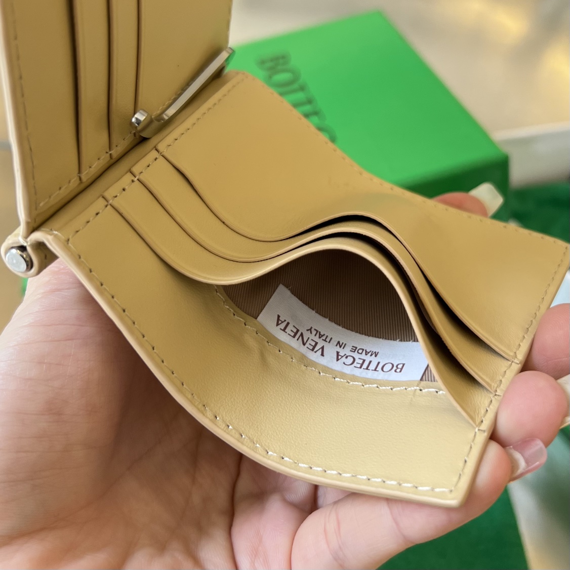 bo*te*ga Ve*ne*ta bv intrecciato bill clip wallet