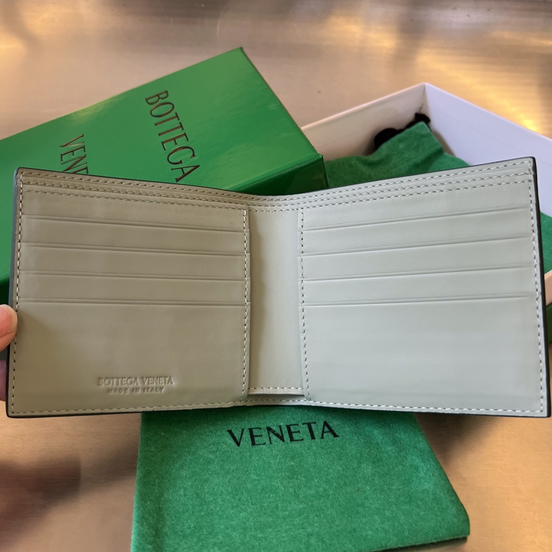 bo*te*ga Ve*ne*ta intrecciato bi-fold wallet