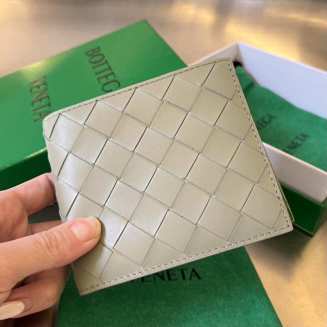 bo*te*ga Ve*ne*ta intrecciato bi-fold wallet