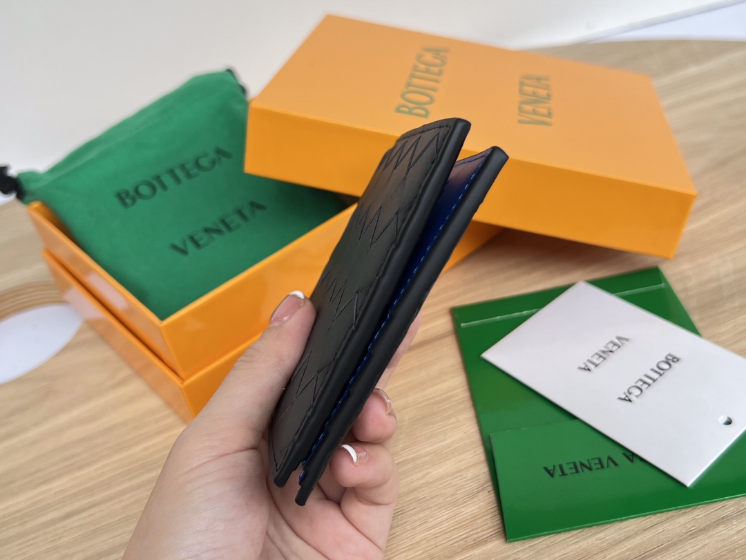bo*te*ga Ve*ne*ta intrecciato bi-fold wallet