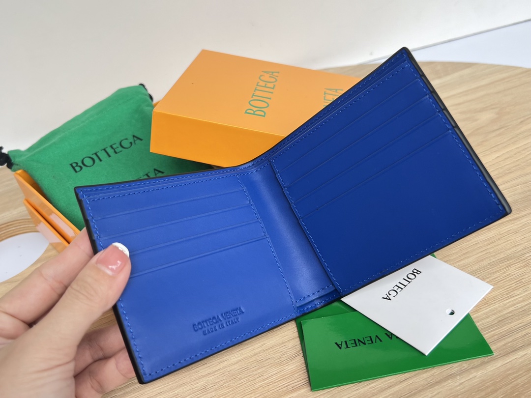 bo*te*ga Ve*ne*ta intrecciato bi-fold wallet