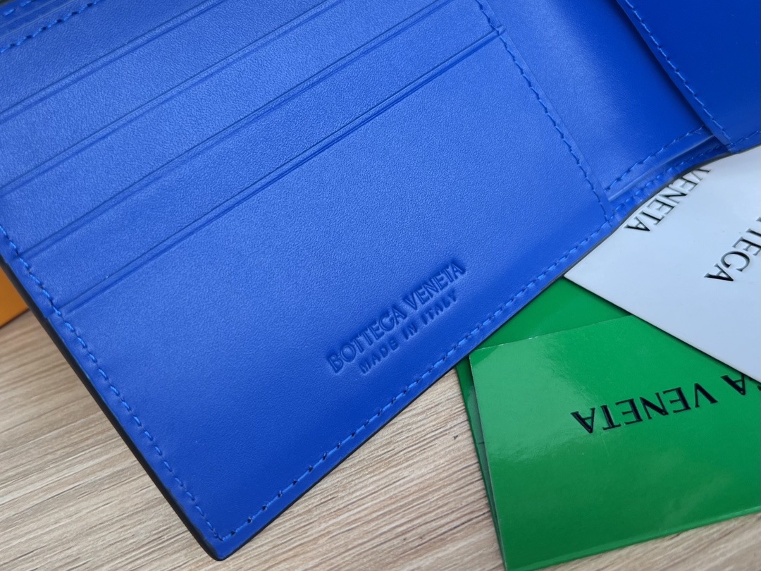 bo*te*ga Ve*ne*ta intrecciato bi-fold wallet