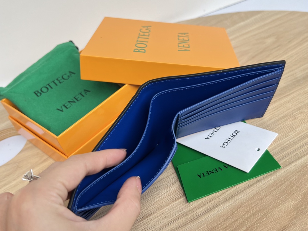 bo*te*ga Ve*ne*ta intrecciato bi-fold wallet