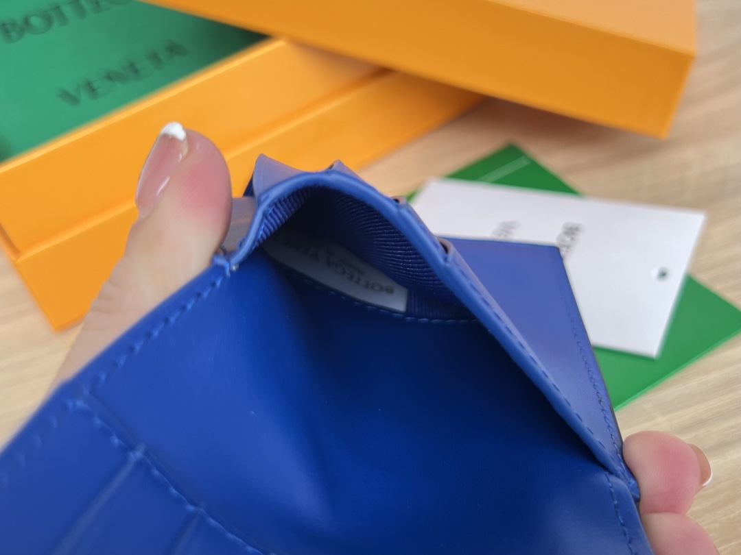 bo*te*ga Ve*ne*ta intrecciato bi-fold wallet