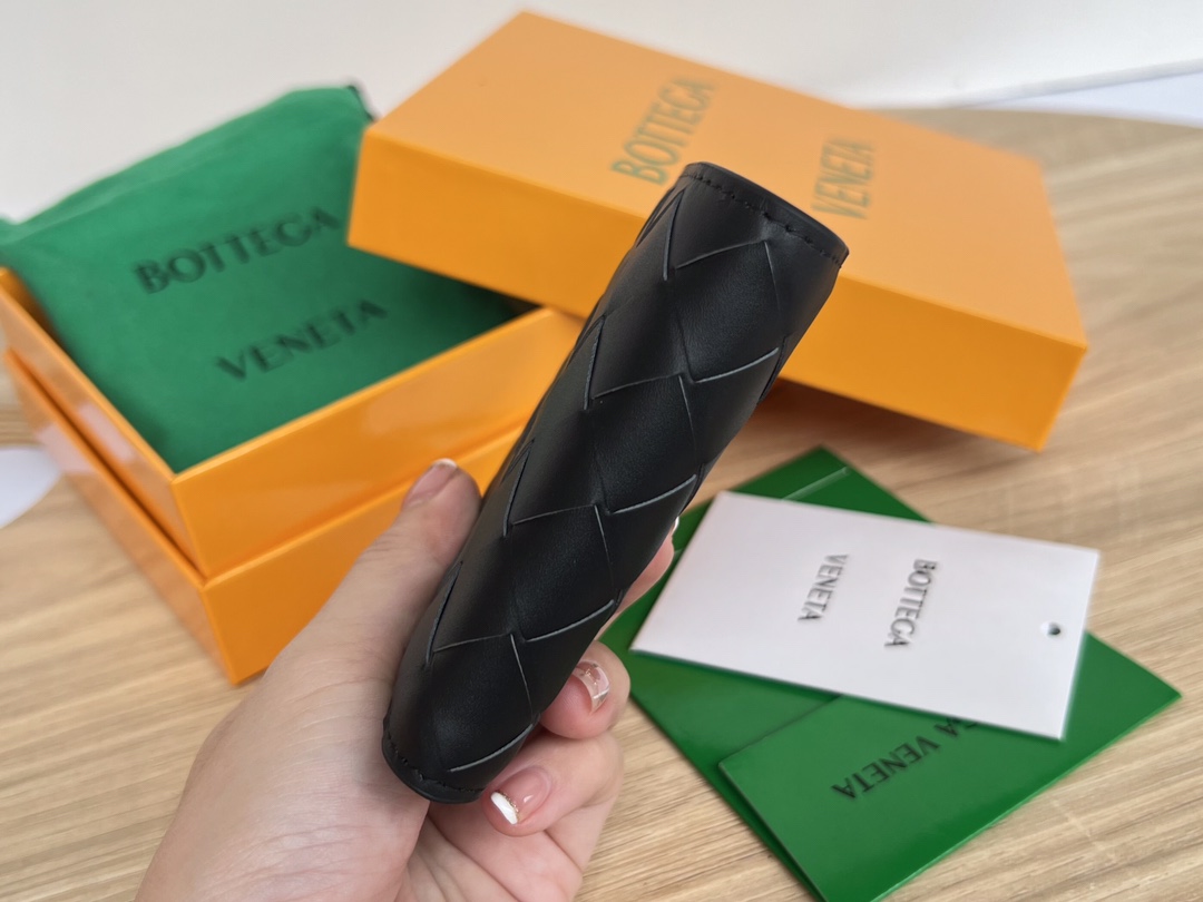 bo*te*ga Ve*ne*ta intrecciato bi-fold wallet