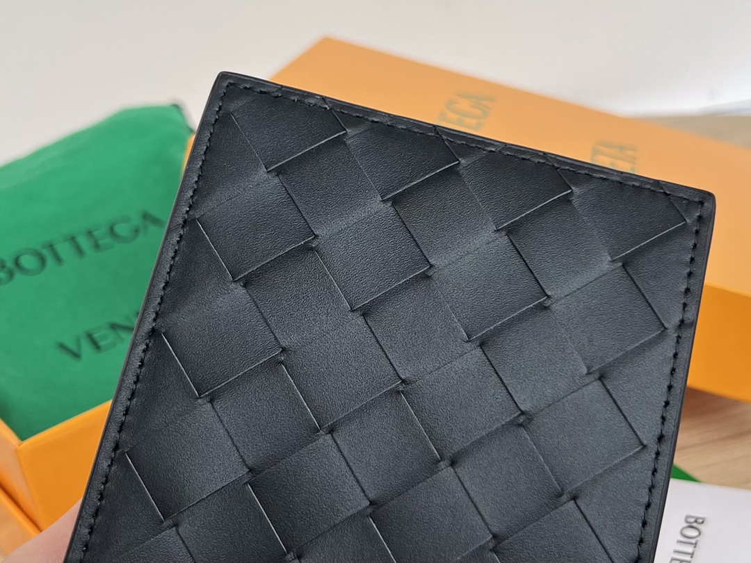 bo*te*ga Ve*ne*ta intrecciato bi-fold wallet