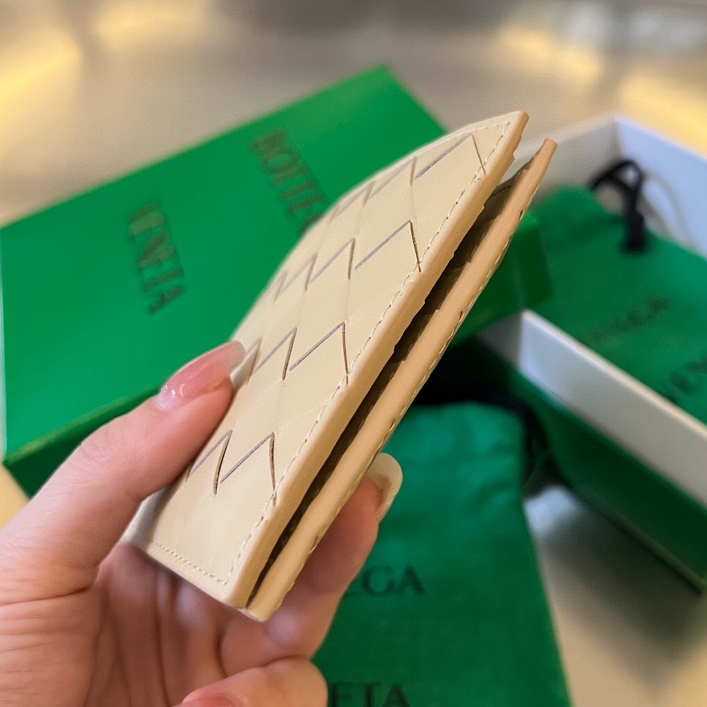 bo*te*ga Ve*ne*ta intrecciato bi-fold wallet