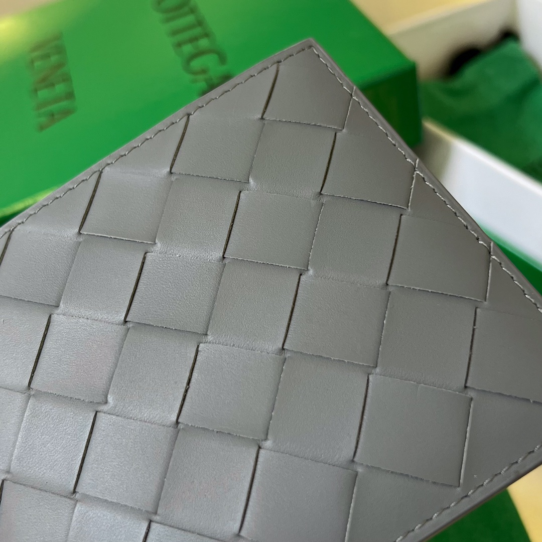 bo*te*ga Ve*ne*ta intrecciato bi-fold wallet