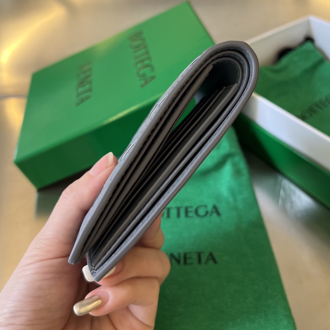 bo*te*ga Ve*ne*ta intrecciato bi-fold wallet