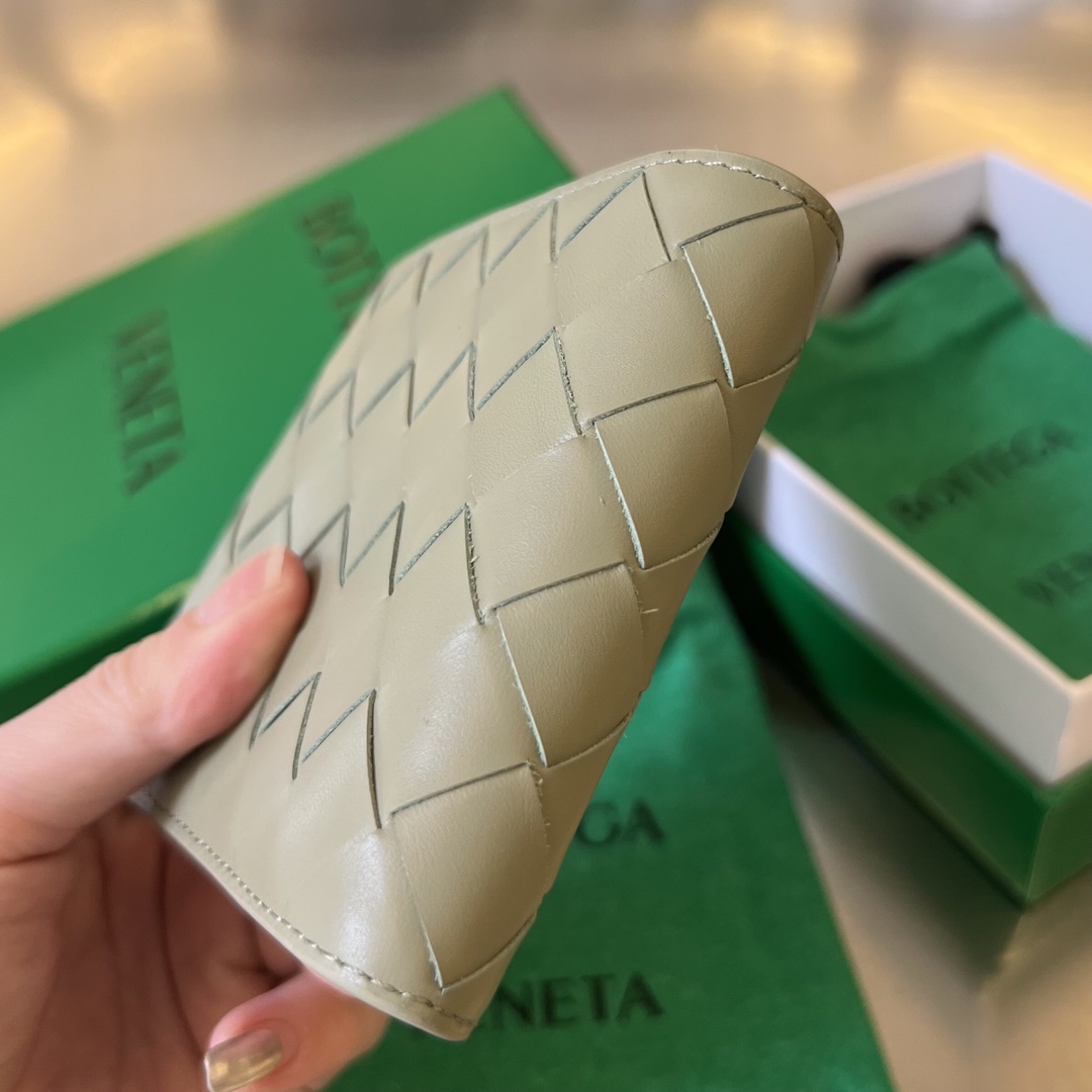 bo*te*ga Ve*ne*ta intrecciato bi-fold wallet
