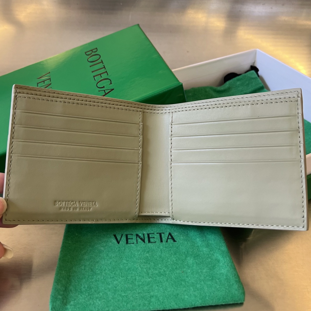 bo*te*ga Ve*ne*ta intrecciato bi-fold wallet