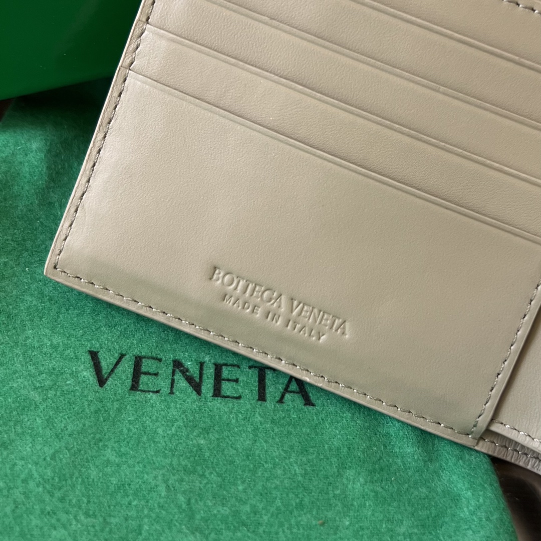 bo*te*ga Ve*ne*ta intrecciato bi-fold wallet